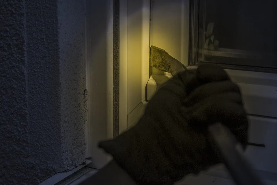 Zloděj se vloupal do domu a zranil jeho obyvatelku. Ukradl věci za desítky tisíc korun