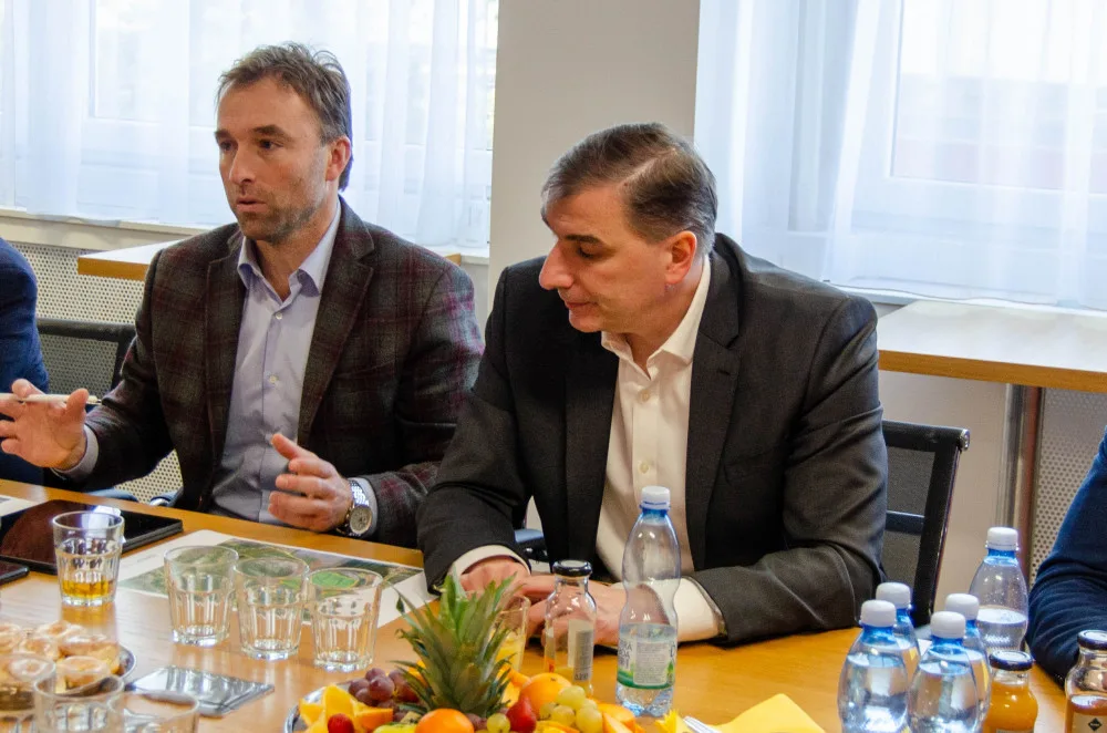 Šéf Národní agentury pro sport navštívil VŠTE. Debatoval se studenty a viděl unikátní projekt fotbalové akademie Dynama