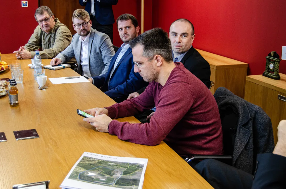 Šéf Národní agentury pro sport navštívil VŠTE. Debatoval se studenty a viděl unikátní projekt fotbalové akademie Dynama