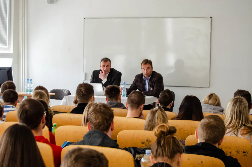 Šéf Národní agentury pro sport navštívil VŠTE. Debatoval se studenty a viděl unikátní projekt fotbalové akademie Dynama
