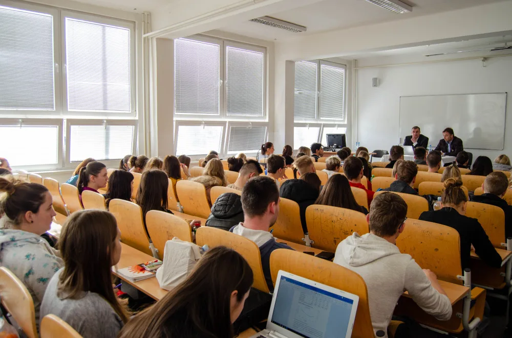 Šéf Národní agentury pro sport navštívil VŠTE. Debatoval se studenty a viděl unikátní projekt fotbalové akademie Dynama