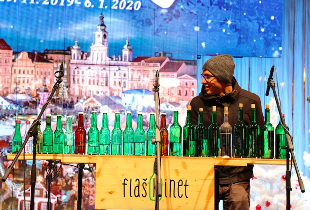 Flaškinet to na budějckém náměstí rozparádili na kytaru a flašky