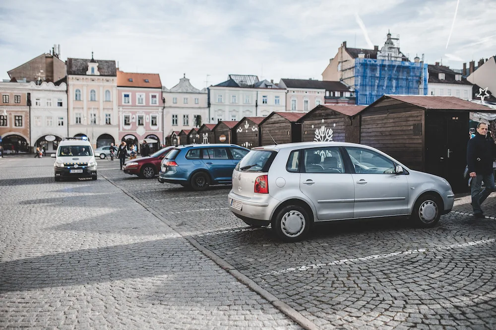 Neděli bez aut na budějckém náměstí někteří řidiči nerespektují, odtahová služba už odtáhla přes dvacet aut