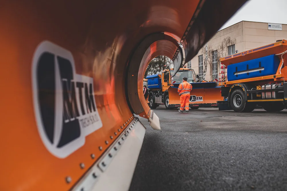Silničáři převzali novou techniku, na zimu mají připraveno přes 90 tisíc tun posypového materiálu