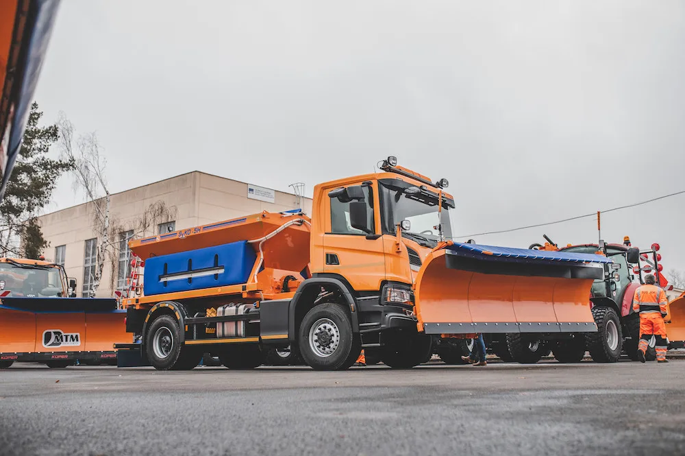 Silničáři převzali novou techniku, na zimu mají připraveno přes 90 tisíc tun posypového materiálu