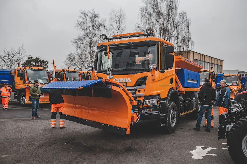 Silničáři převzali novou techniku, na zimu mají připraveno přes 90 tisíc tun posypového materiálu