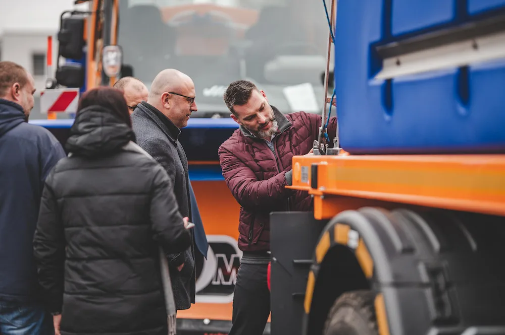 Silničáři převzali novou techniku, na zimu mají připraveno přes 90 tisíc tun posypového materiálu