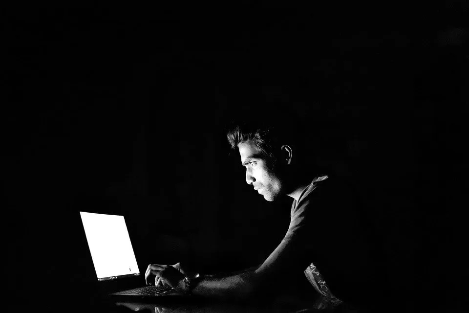 Šestadvacetiletý mladík podvedl na internetu přes dvacet lidí. Hrozí mu až tři roky vězení