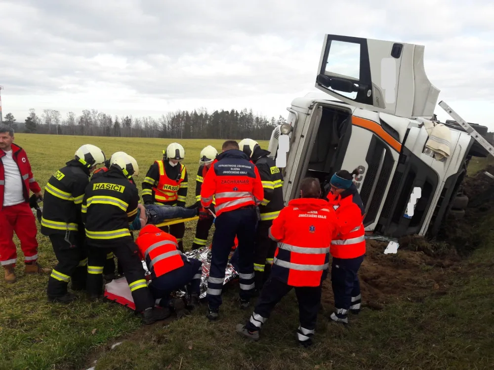 Hasiči zasahovali u vážné nehody kamionu, vrtulník do nemocnice transportoval zraněného řidiče