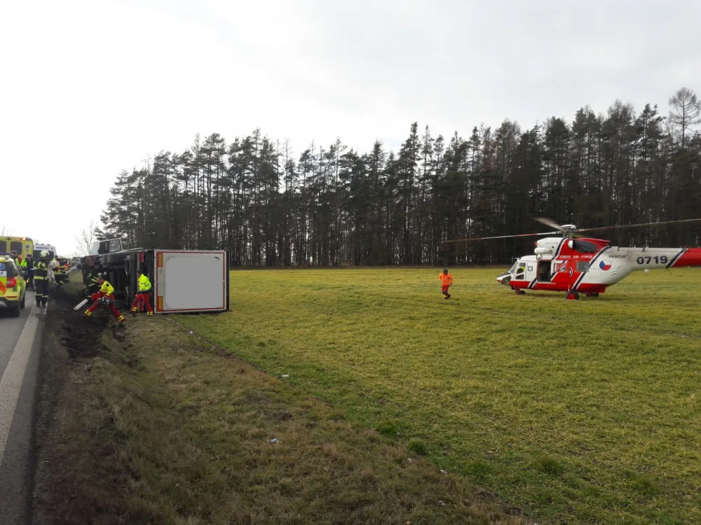 Hasiči zasahovali u vážné nehody kamionu, vrtulník do nemocnice transportoval zraněného řidiče