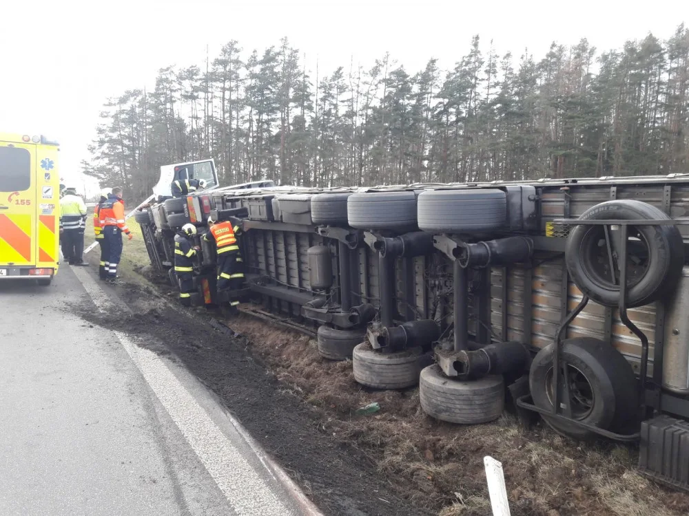 Hasiči zasahovali u vážné nehody kamionu, vrtulník do nemocnice transportoval zraněného řidiče