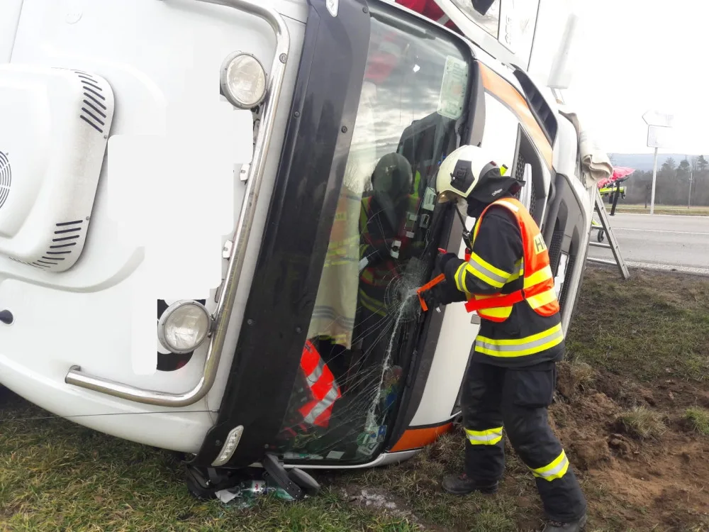 Hasiči zasahovali u vážné nehody kamionu, vrtulník do nemocnice transportoval zraněného řidiče