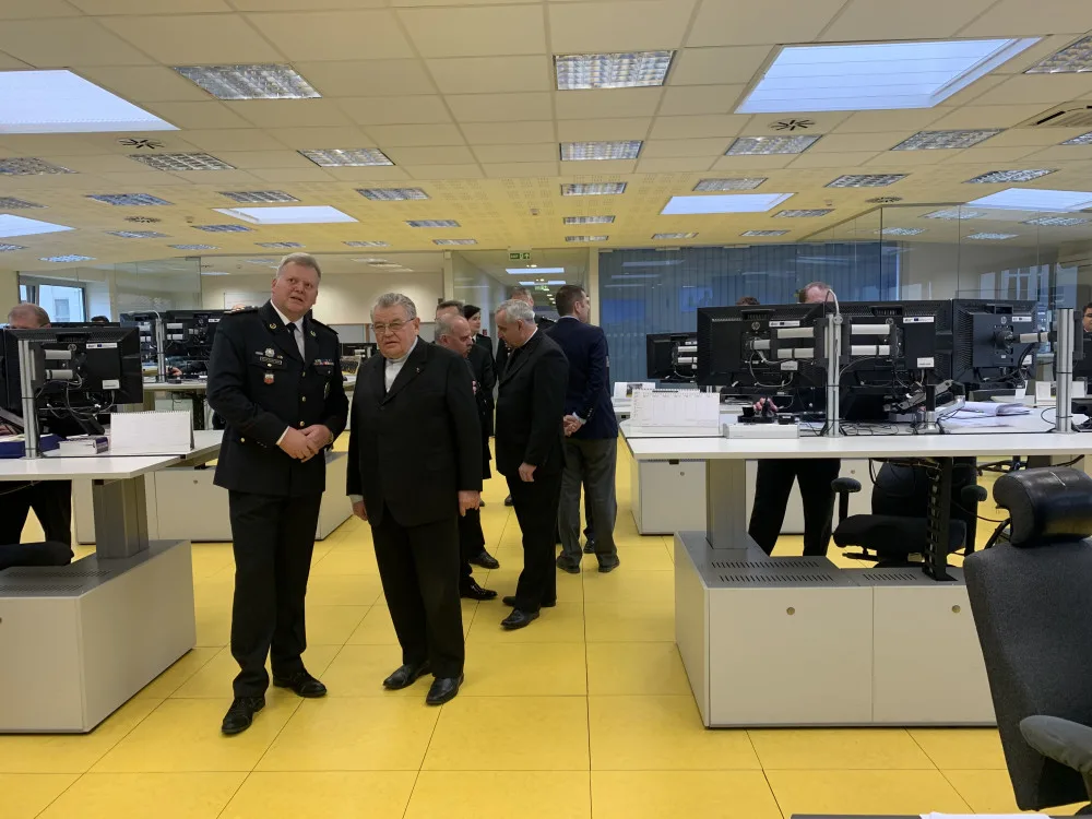 Jihočeské policisty navštívil kardinál Duka, prohlédl si operační středisko i kapli na Lannovce