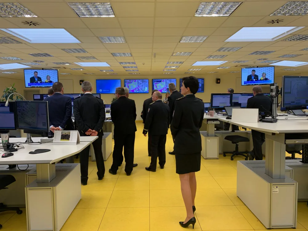 Jihočeské policisty navštívil kardinál Duka, prohlédl si operační středisko i kapli na Lannovce