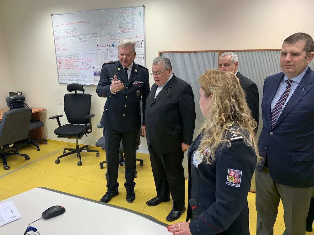 Jihočeské policisty navštívil kardinál Duka, prohlédl si operační středisko i kapli na Lannovce