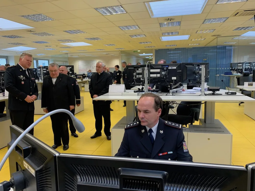 Jihočeské policisty navštívil kardinál Duka, prohlédl si operační středisko i kapli na Lannovce