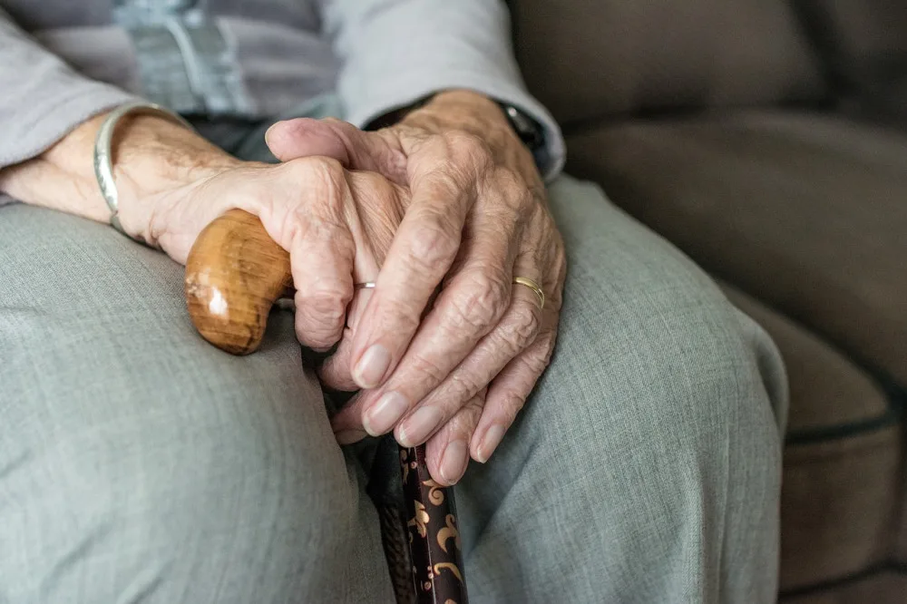 Podvodník vylákal ze seniorky deset tisíc, vymyslel si historku o nezaplacené faktuře