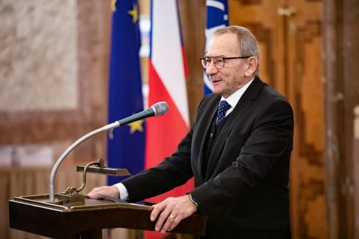 Vlajky na půl žerdi a sirény. V pondělí uctí Česká republika památku Jaroslava Kubery