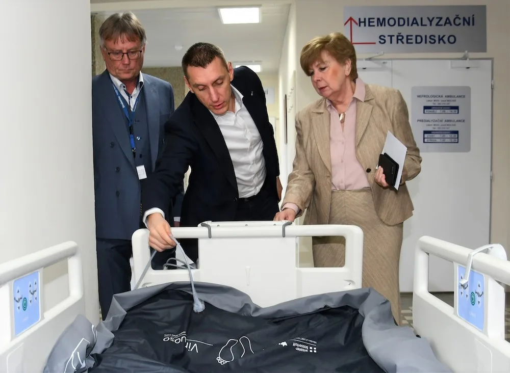 Strakonická nemocnice získala nové lůžko pro jednotku intenzivní péče