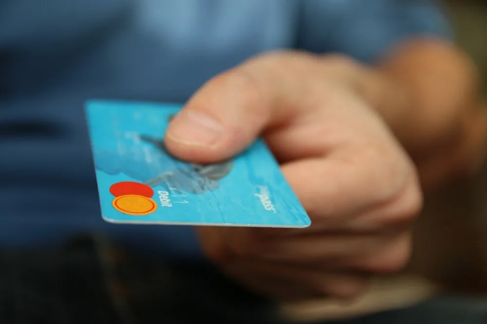 Útoků na on-line platby přibývá, škody loni činily téměř 700 miliard korun