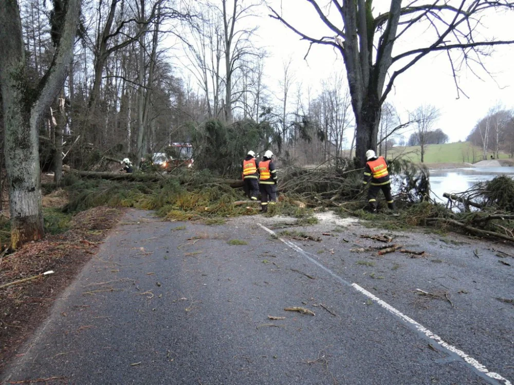 Meteorologové zvýšili výstrahu. Vítr, který dnes zasáhne Česko, v pondělí zesílí na extrémní