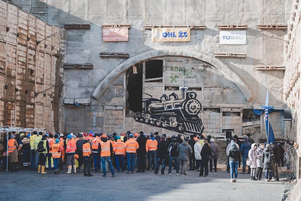VIDEO: Skončila prorážka tunelu Deboreč, zkrátí se jízdní doba vlaků z Prahy na jih Čech