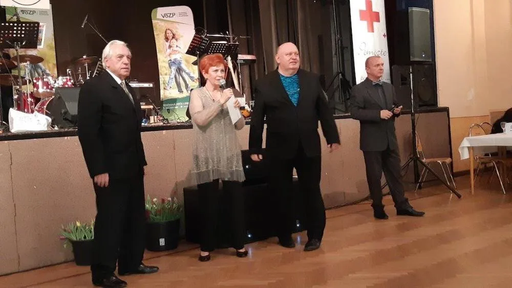 z leva p.DiviÁ 50 let üen¨¨K a ston†sobnž d†rce krve , żeditelka OS ¨¨K Vacovsk†, predseda KDK, moder†tor Pavl°k Jarda