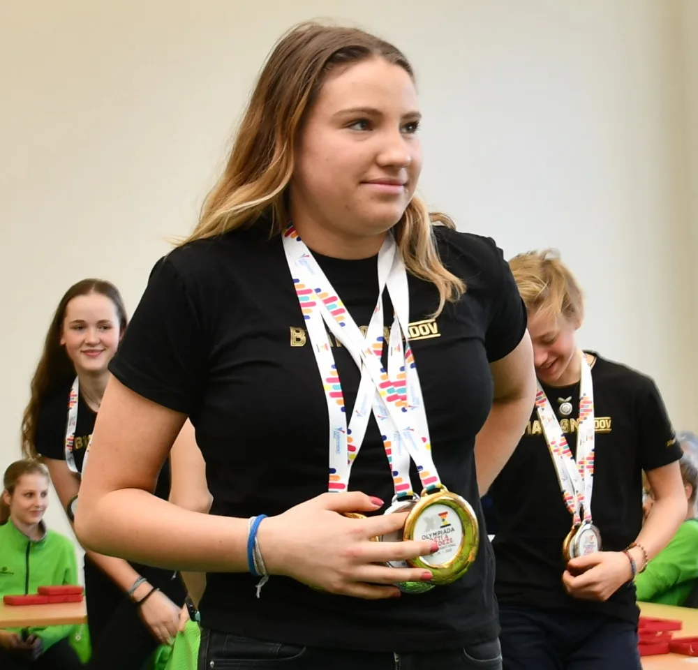 Hejtmanka Stráská a její náměstek Hroch gratulovali mladým sportovcům k zisku 34 cenných kovů ze zimní olympiády