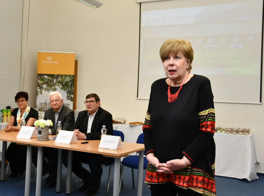 Hejtmanka Stráská a její náměstek Hroch gratulovali mladým sportovcům k zisku 34 cenných kovů ze zimní olympiády