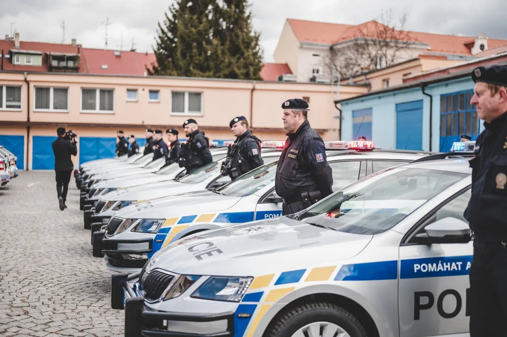 Jihočeští policisté mají nová auta, hlídky po předání hned vyrazily do terénu