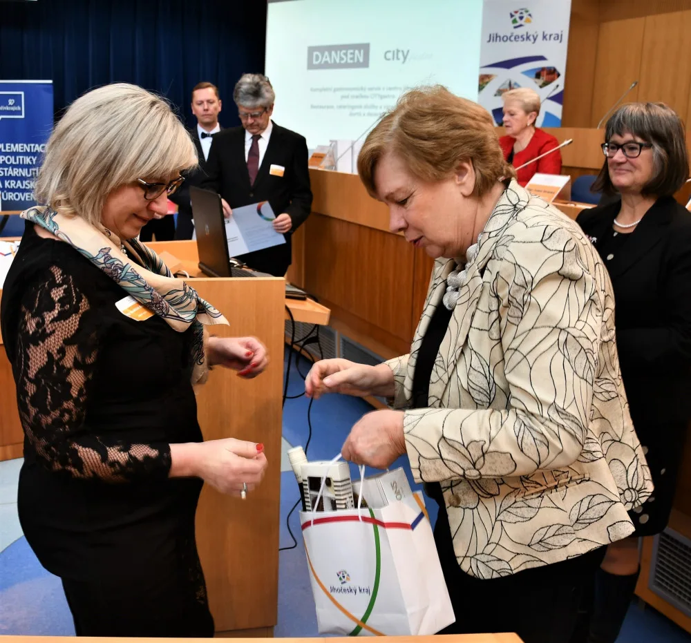 Vítězi I. ročníku soutěže pro firmy, které zohledňují zaměstnávání lidí ve věku 55+, jsou Centrum sociálních služeb Emausy, Dansen a Rohde &amp; Schwarz