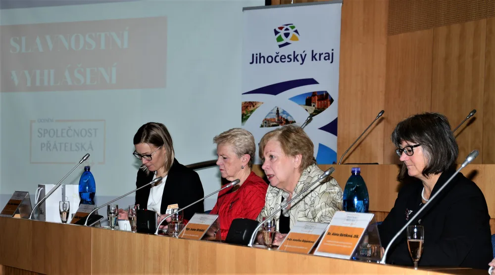 Vítězi I. ročníku soutěže pro firmy, které zohledňují zaměstnávání lidí ve věku 55+, jsou Centrum sociálních služeb Emausy, Dansen a Rohde &amp; Schwarz