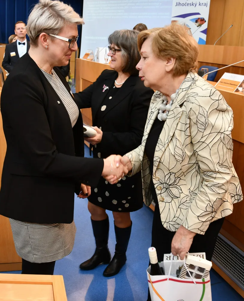Vítězi I. ročníku soutěže pro firmy, které zohledňují zaměstnávání lidí ve věku 55+, jsou Centrum sociálních služeb Emausy, Dansen a Rohde &amp; Schwarz