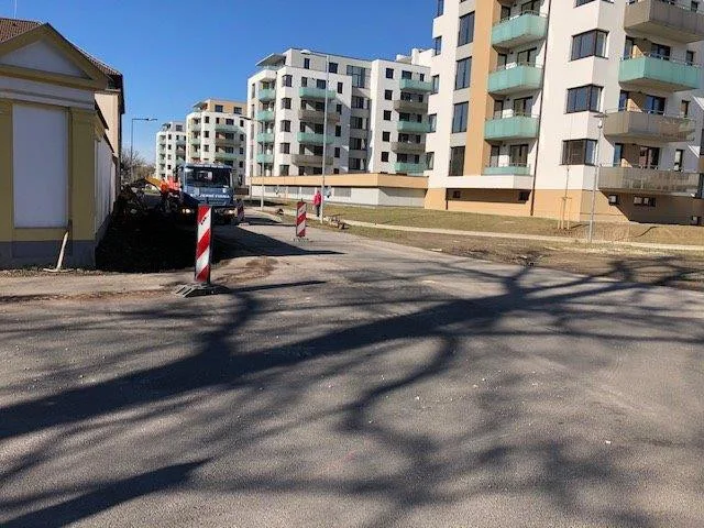 Město vybuduje chodník v ulicie Na Sádkách