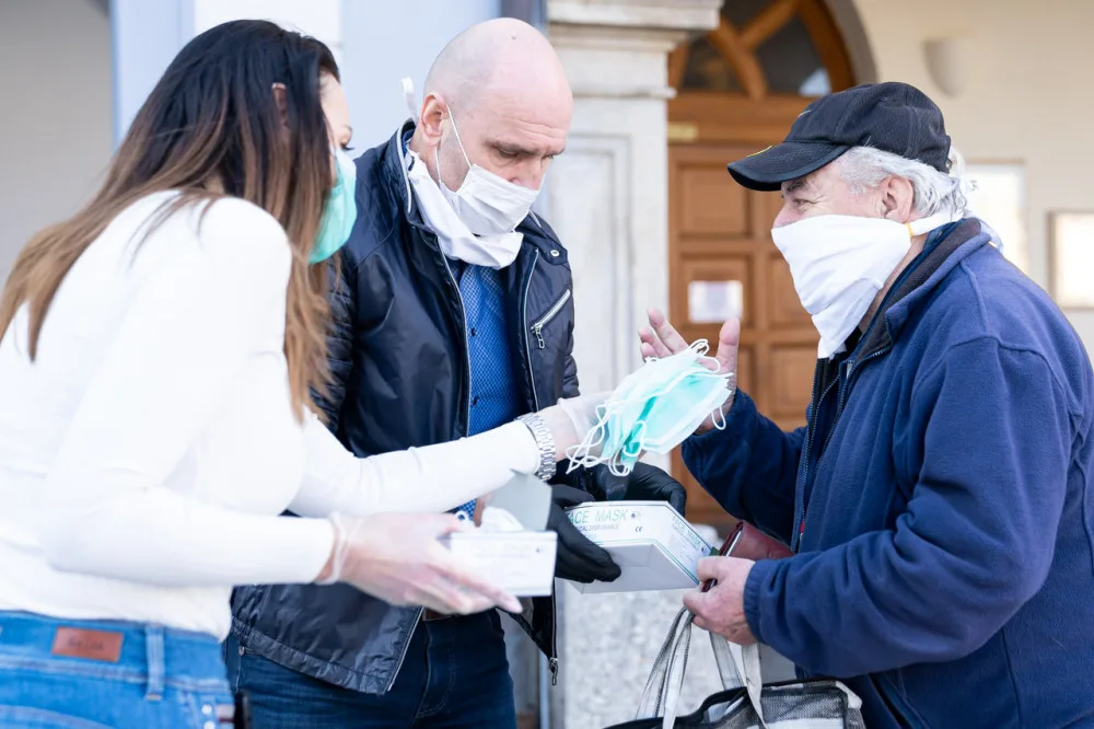 Trikolóra rozdávala roušky na budějckém náměstí