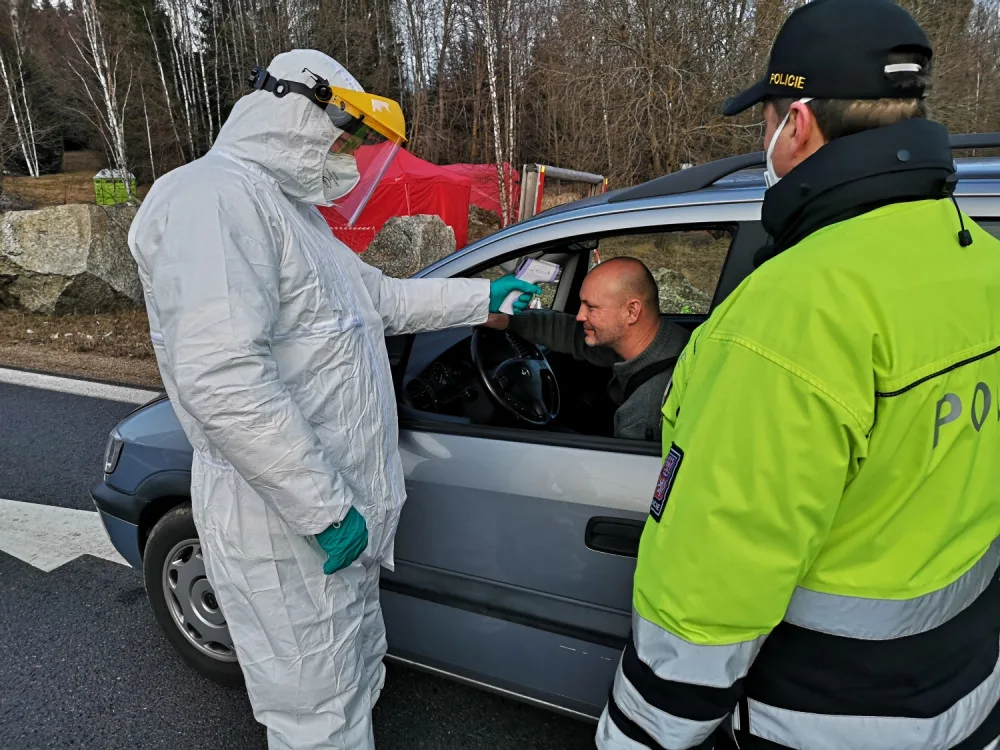 Lidé si chtěli povídat a přáli nám štěstí, říká strakonický voják, který kontroloval řidiče na hranicích
