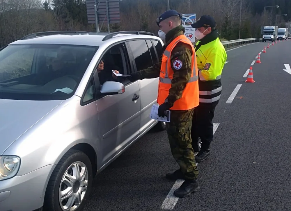 Lidé si chtěli povídat a přáli nám štěstí, říká strakonický voják, který kontroloval řidiče na hranicích