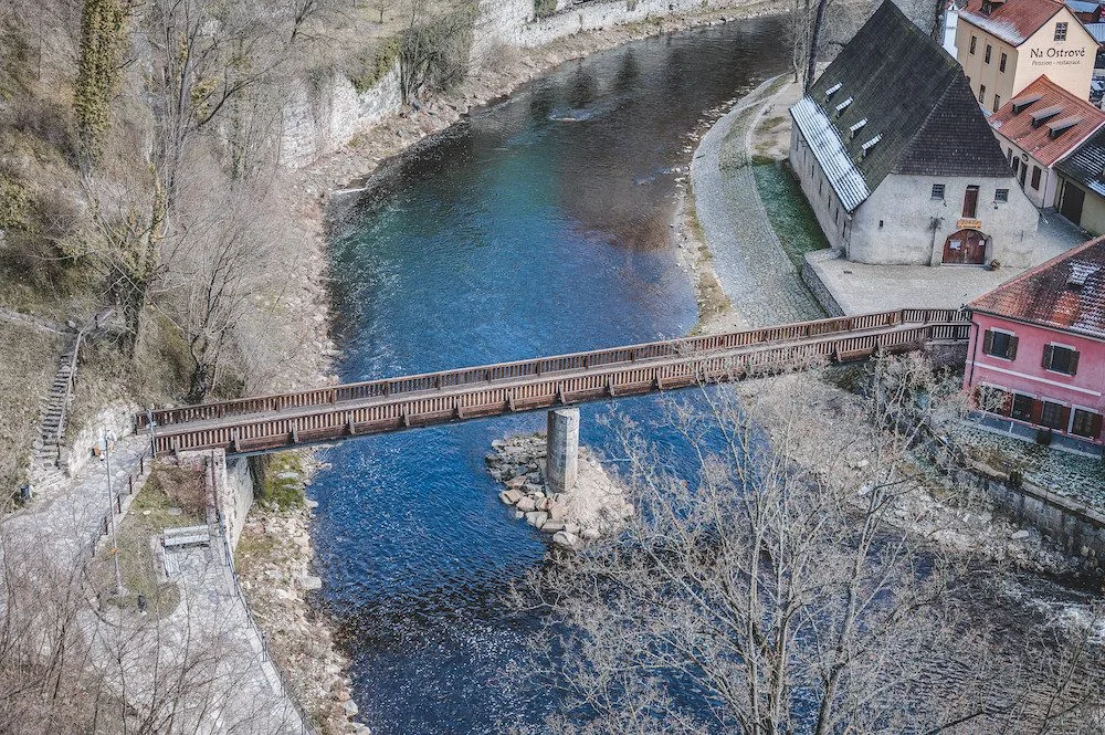 Místo turistů se ulicemi Krumlova prochází kachny. Jak vypadá turistická metropole bez lidí?