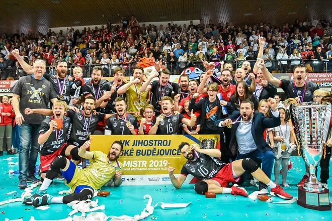 Jihostroj bojuje o 1. místo v online extralize, klukům pomůže každý hlas