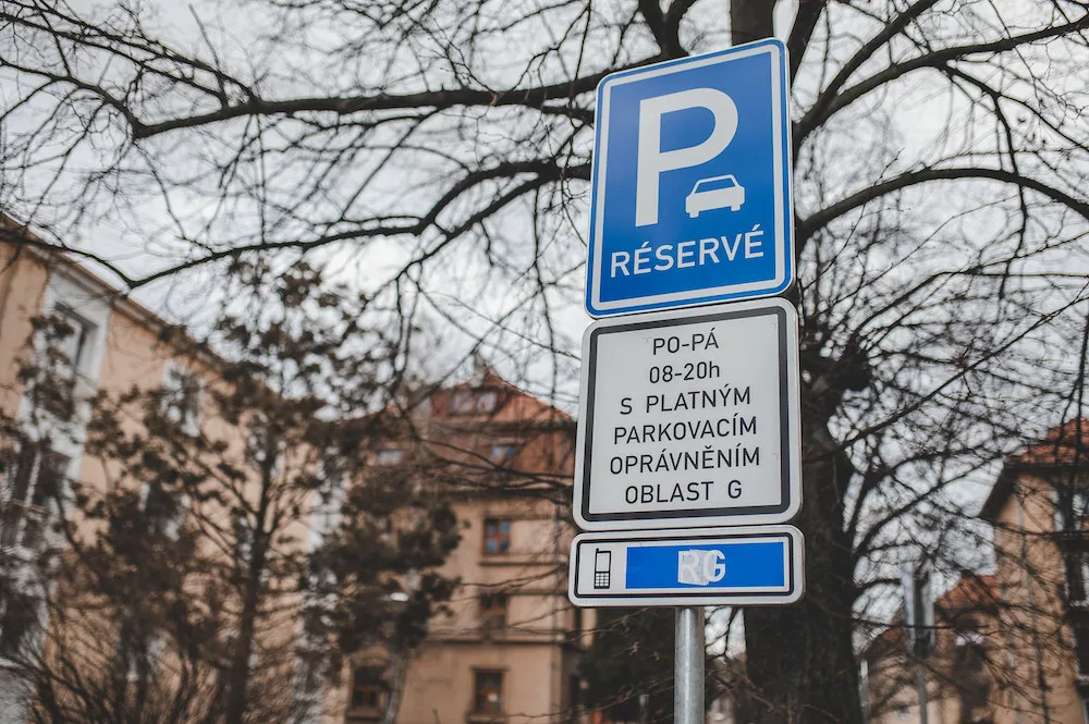 Lidé v Budějcích zaparkují stále zadarmo. Rada města nařízení prodloužila