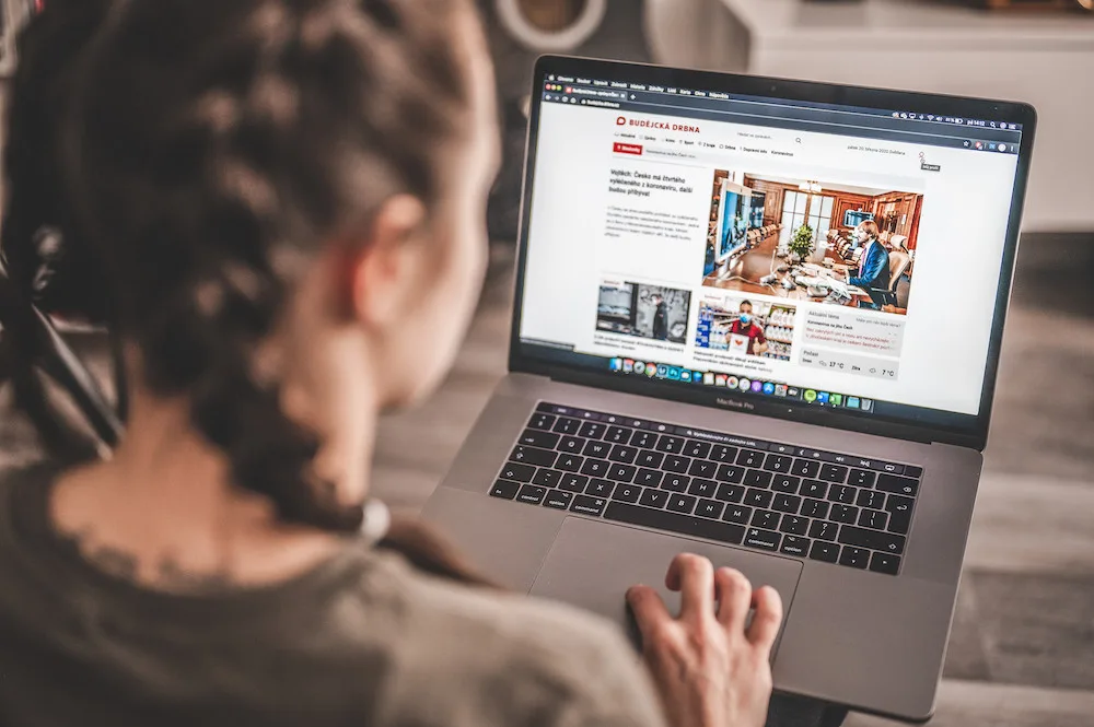 Nejdůležitější denní zprávy u tebe v mailu! Staň se Drbňákem a využij výhod registrace