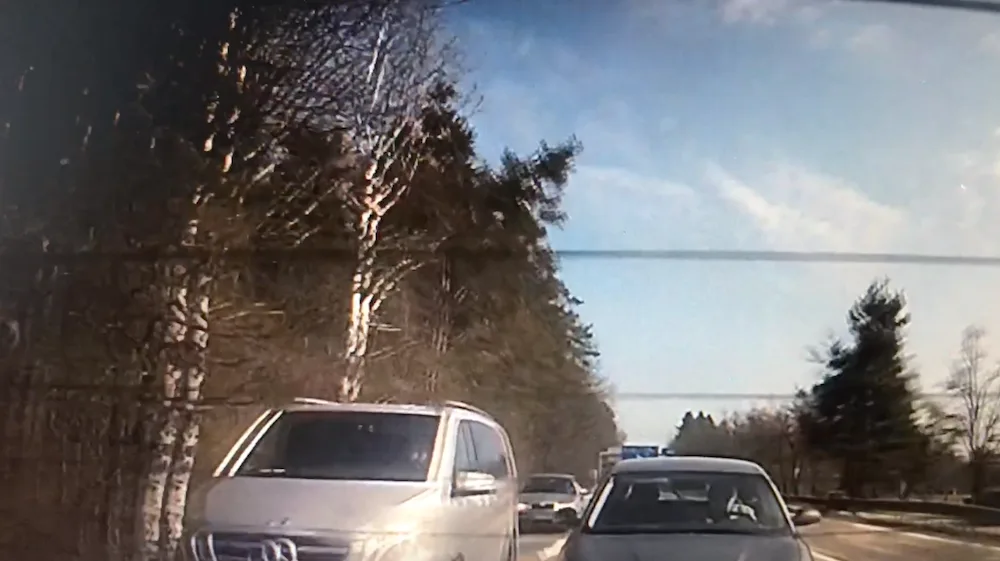 VIDEO: Řidič osobáku se „pověsil“ za policejní auto, které pronásledovalo dodávku
