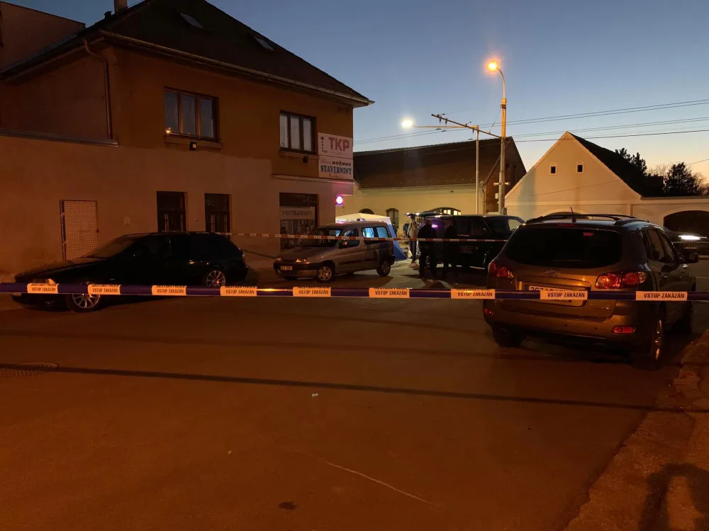 Muž na Lidické ničil majetek. Po příjezdu policistů zkolaboval a zemřel