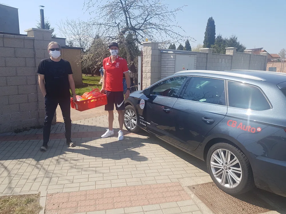 Hráči Jihostroje pomáhají s rozvozem ochranných štítů