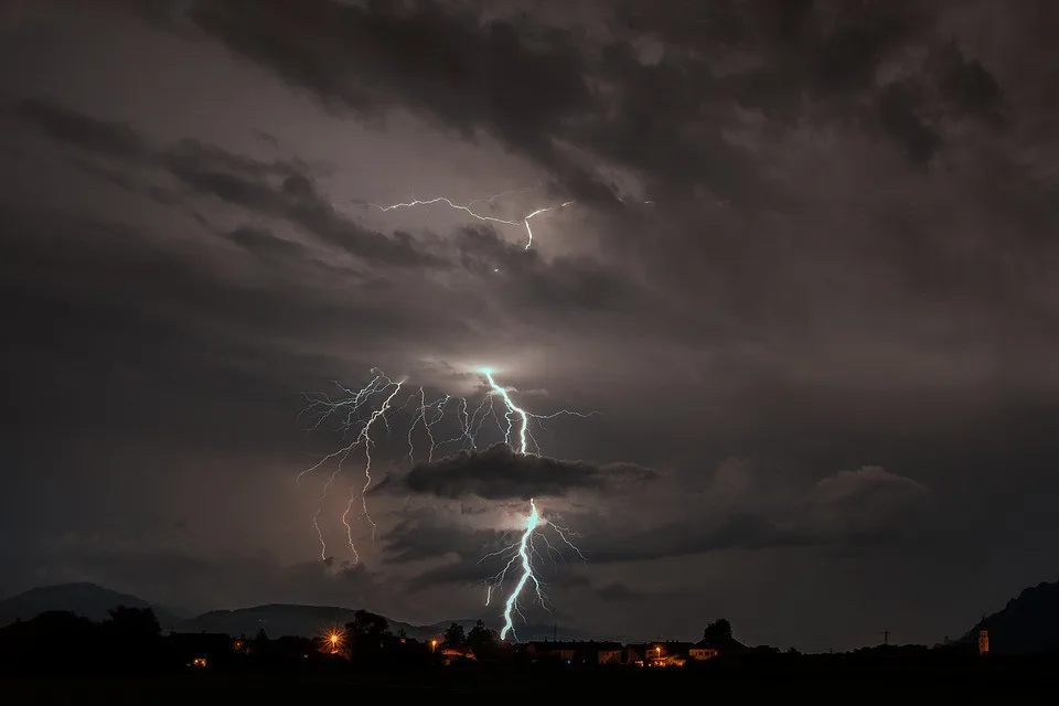 Meteorologové vydali výstrahu před silnými bouřkami, platí pro celý Jihočeský kraj