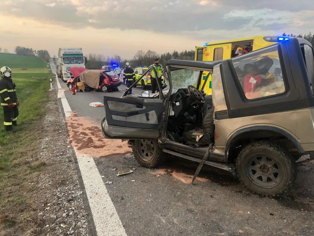 Při střetu dvou aut u Budějc zemřela žena, dva muži utrpěli vážná zranění