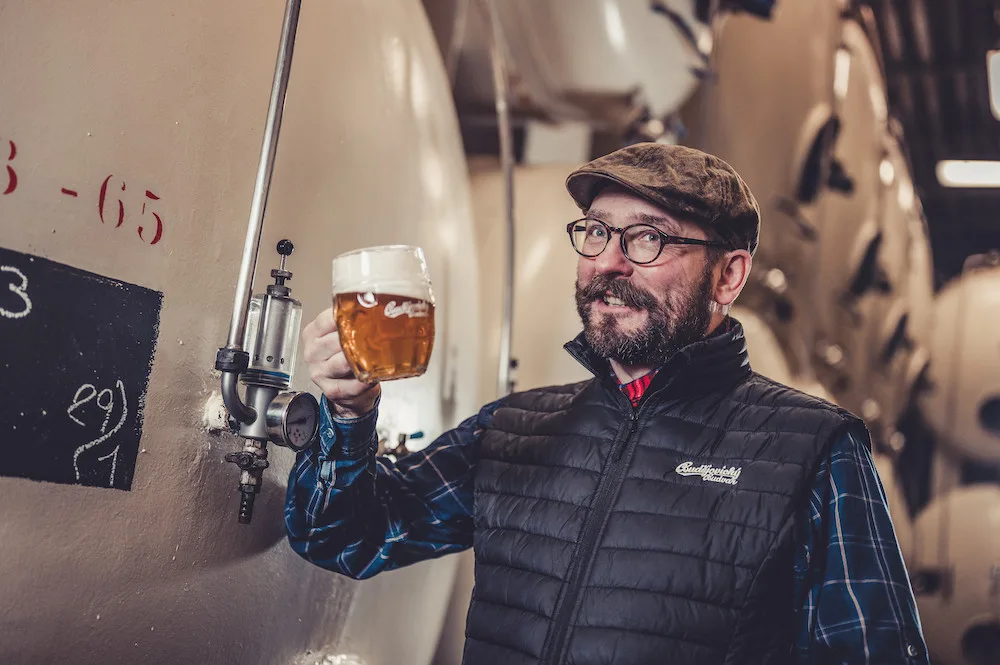 Budvar 33 zaznamenal úspěch! Hořký ležák z národního pivovaru proto nově zamířil i do lahví a plechovek