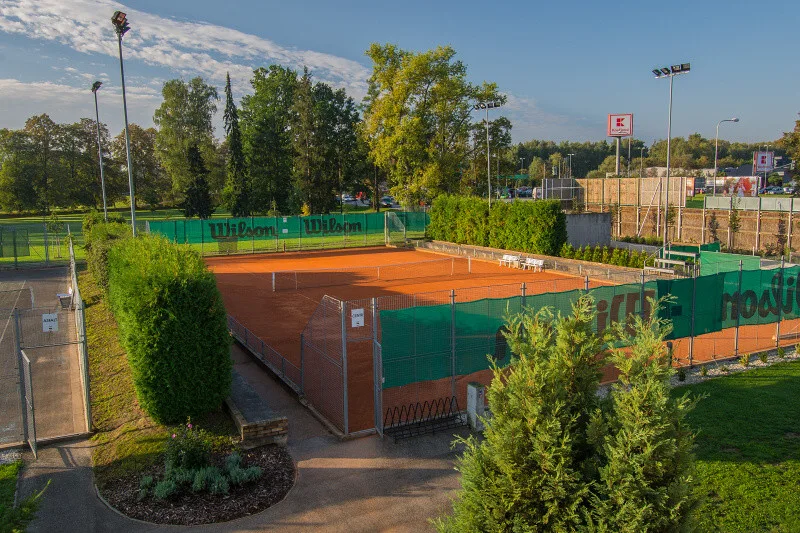 Tenisový klub LTC Tonstav-service České Budějovice hlásí: Venkovní kurty jsou v provozu