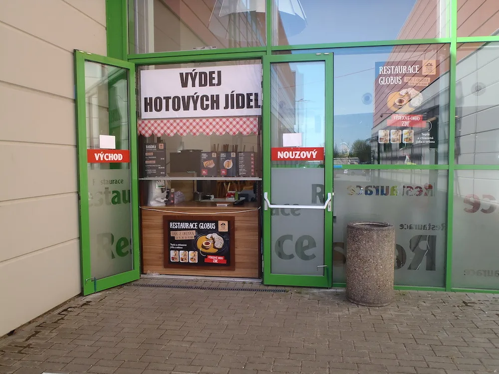 Globus zahájil prodej jídel přes okénko restaurace