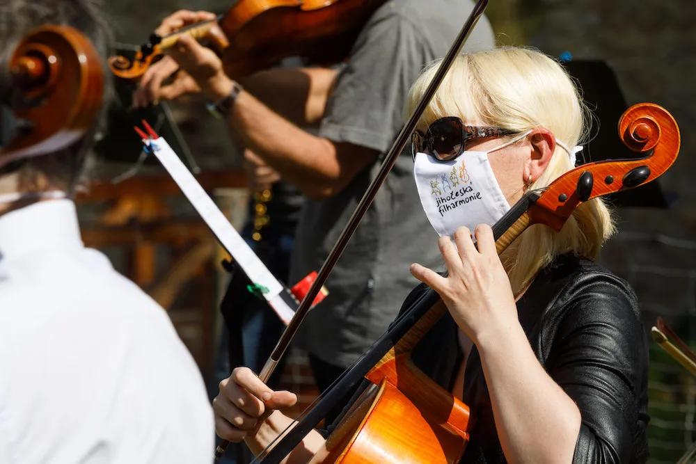Jihočeská filharmonie natáčela v rouškách na zřícenině Pořešín